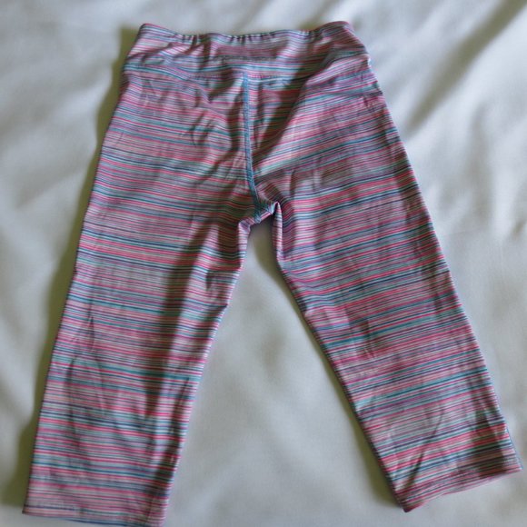 4/$14 Under Armour Girls Fitted Athletic Capris White Blue Pink Size M - Picture 6 of 6